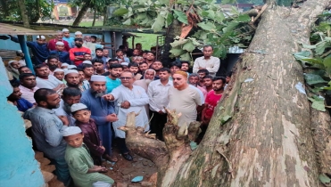 অল্পের জন্য রক্ষা পেল শিক্ষার্থীরা